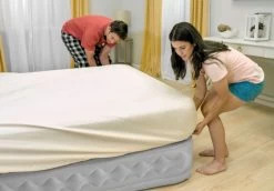 Intex Supreme Air Flow Luchtbed - Queensize - Ingebouwde Elektrische Pomp 20 Intex Supreme Air Flow Luchtbed - Queensize - Ingebouwde Elektrische Pomp -Winkel Voor Kampeerartikelen Voor Buiten 1320 1900 64490 inuse1 2020 300