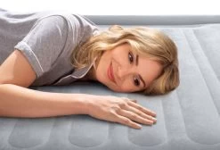 Intex Comfort Plush Luchtbed - Eenpersoons - Ingebouwde Elektrische Pomp 19 Intex Comfort Plush Luchtbed - Eenpersoons - Ingebouwde Elektrische Pomp -Winkel Voor Kampeerartikelen Voor Buiten 1320 1900 67766 inuse4 2022 300