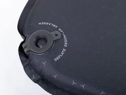 Exped SIM 3.8 LW Zelfopblazende Slaapmat 13 Exped SIM 3.8 LW Zelfopblazende Slaapmat -Winkel Voor Kampeerartikelen Voor Buiten 1441 1900 sim black valve close 1