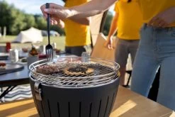 LotusGrill XL Hybrid Houtskoolbarbecue - Rood -Winkel Voor Kampeerartikelen Voor Buiten lotusgrill in gebruik hamburger 3