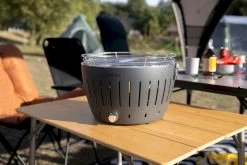 LotusGrill XL Hybrid Houtskoolbarbecue - Rood -Winkel Voor Kampeerartikelen Voor Buiten lotusgrill in zon op tafel 3